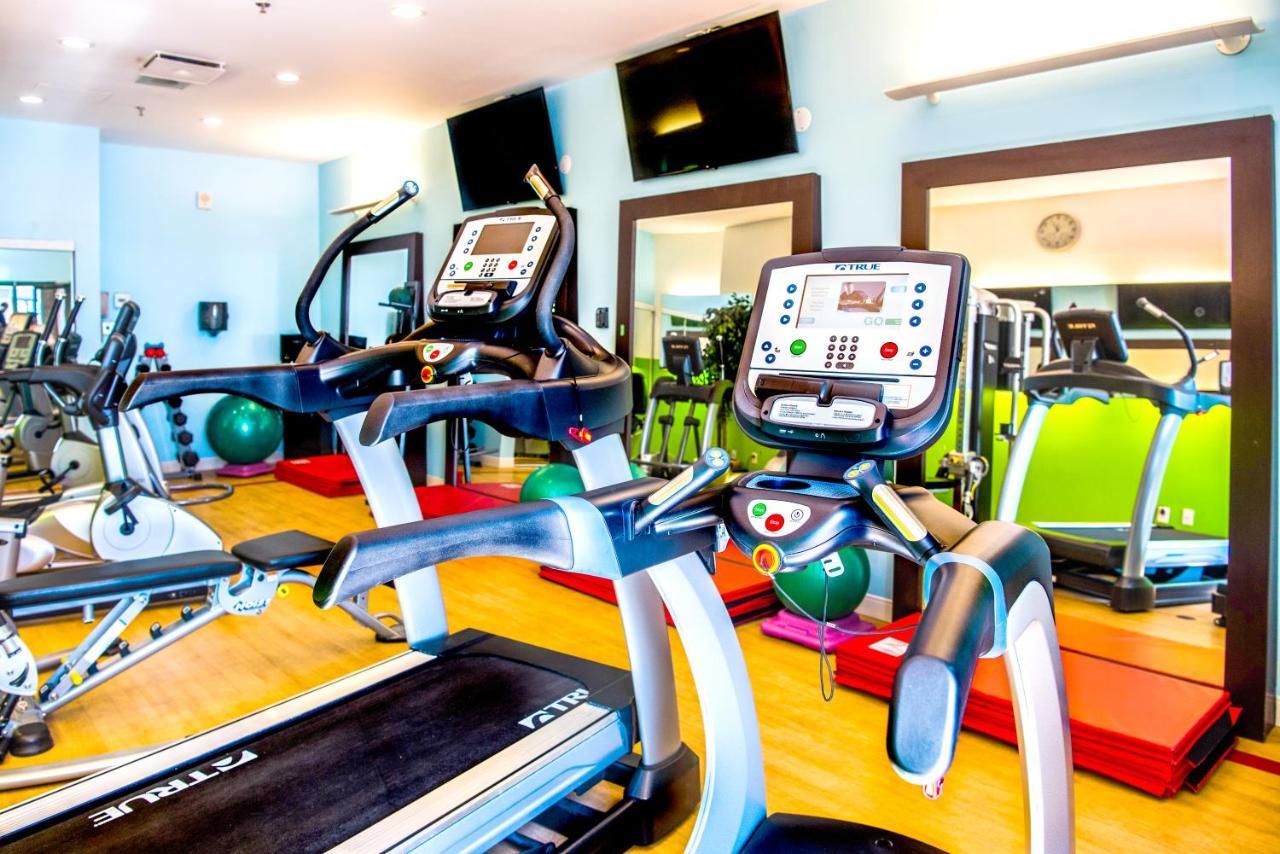 Chateau Vaudreuil Luaran gambar The gym at the hotel