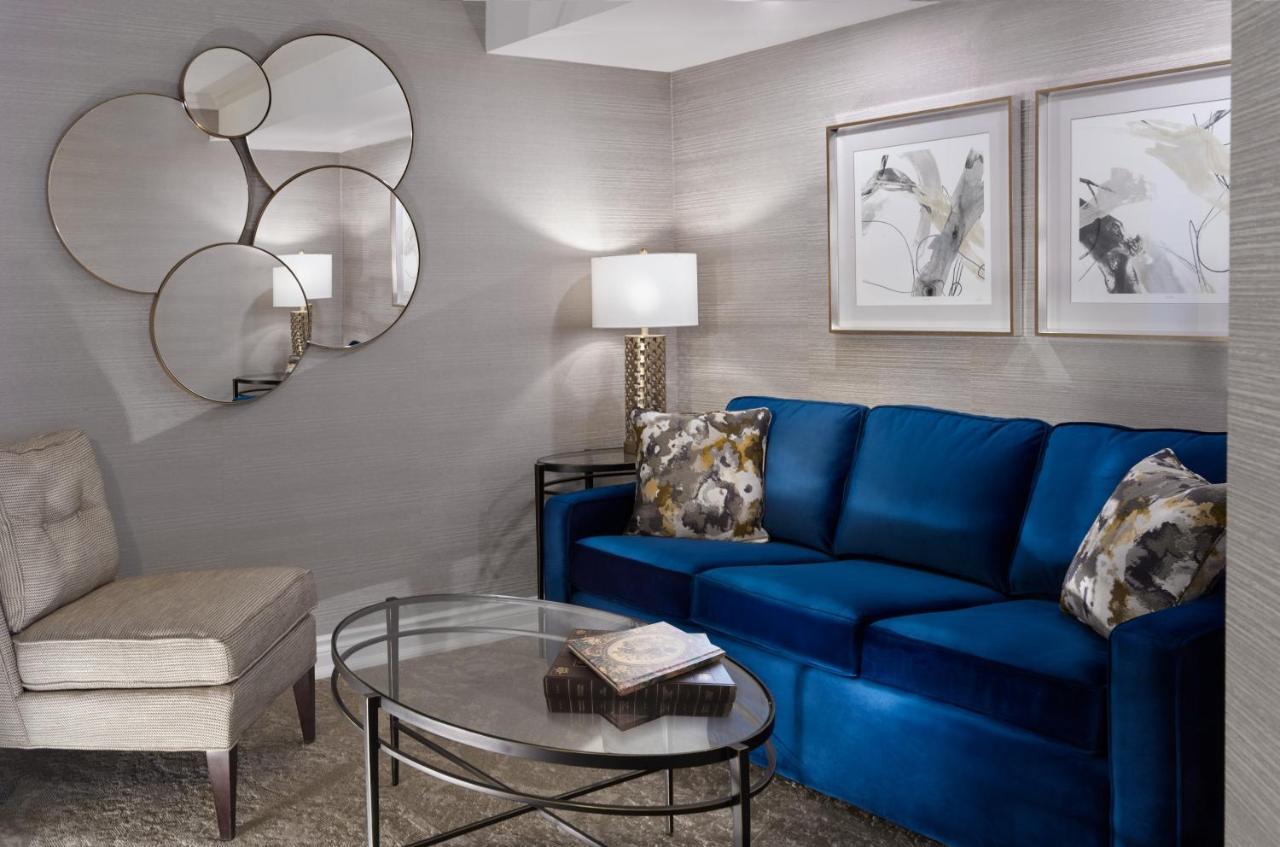 Chateau Vaudreuil Luaran gambar A living room with a blue sofa