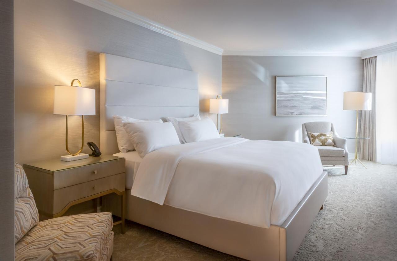 Chateau Vaudreuil Luaran gambar A guest room at The Westin Boston Seaport District