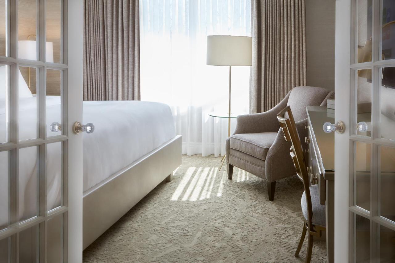 Chateau Vaudreuil Luaran gambar A guest room at the Hotel Commonwealth