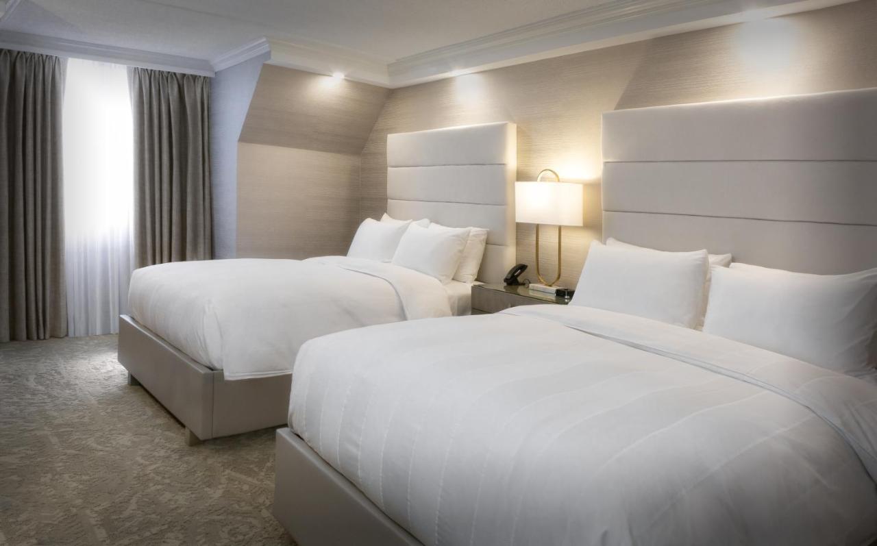Chateau Vaudreuil Luaran gambar A guest room at the Hotel Commonwealth