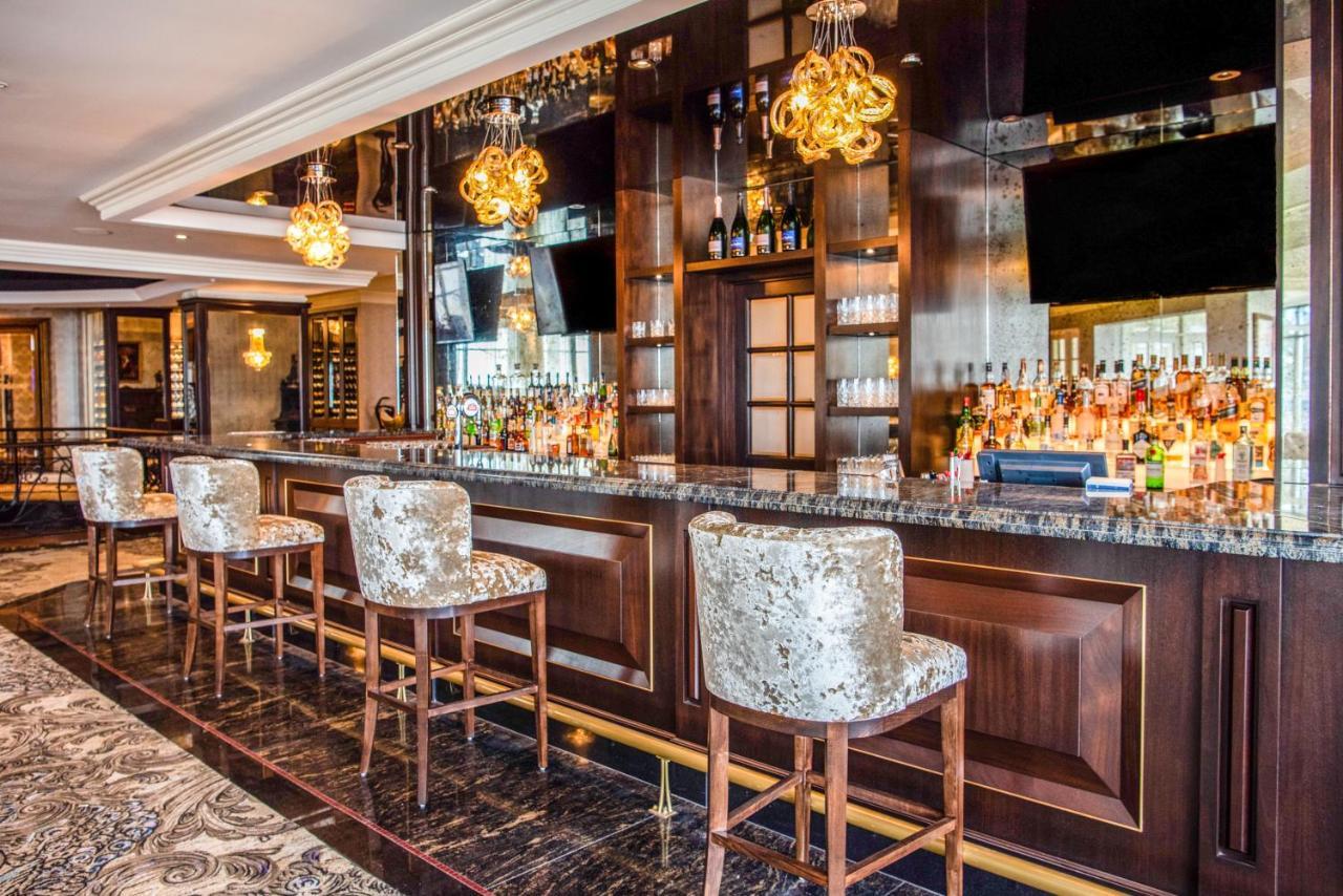 Chateau Vaudreuil Luaran gambar The bar at the 1905 Restaurant