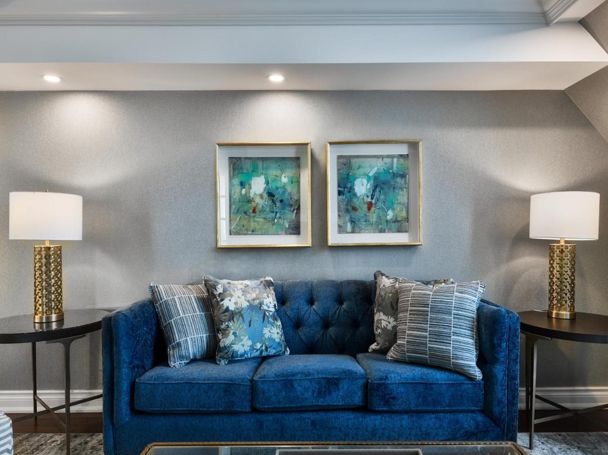 Chateau Vaudreuil Luaran gambar A blue sofa