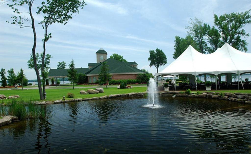 Chateau Vaudreuil Luaran gambar The Lake and Valley