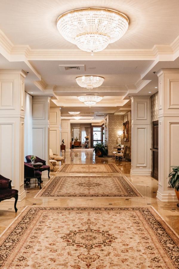 Chateau Vaudreuil Luaran gambar The lobby of the hotel