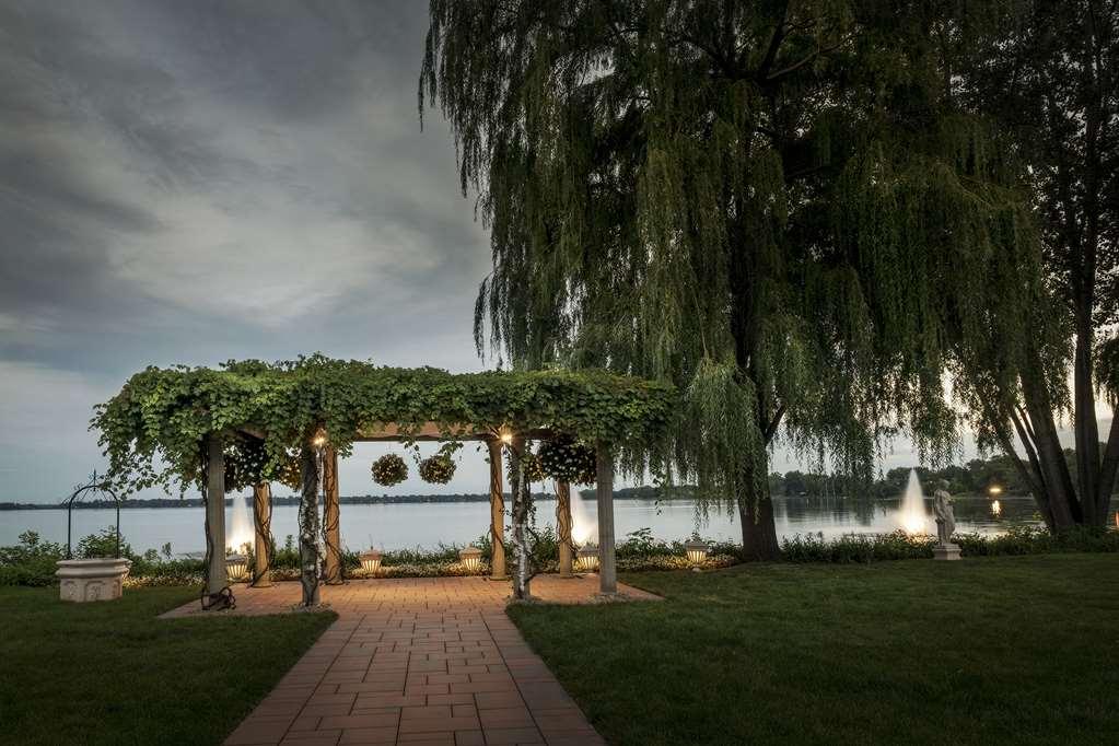Chateau Vaudreuil Luaran gambar The Pergola at the Lake of the Woods