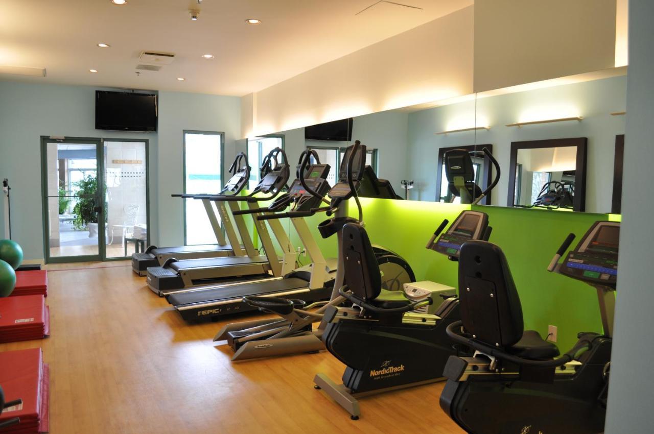 Chateau Vaudreuil Luaran gambar A gym at a hotel