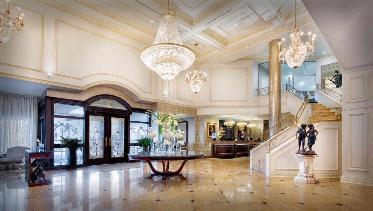 Chateau Vaudreuil Luaran gambar The lobby of the Four Seasons Hotel
