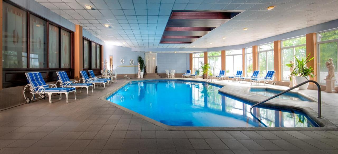 Chateau Vaudreuil Luaran gambar The swimming pool at the hotel