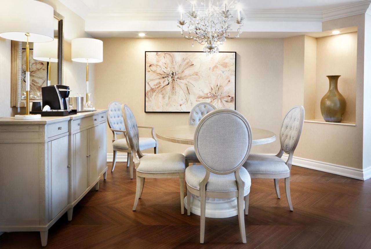 Chateau Vaudreuil Luaran gambar A dining room at The Ritz-Carlton, Boston