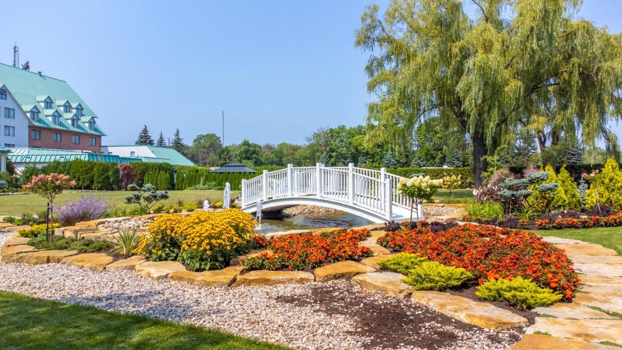 Chateau Vaudreuil Luaran gambar The gardens at the National Museum of the Marine Corps