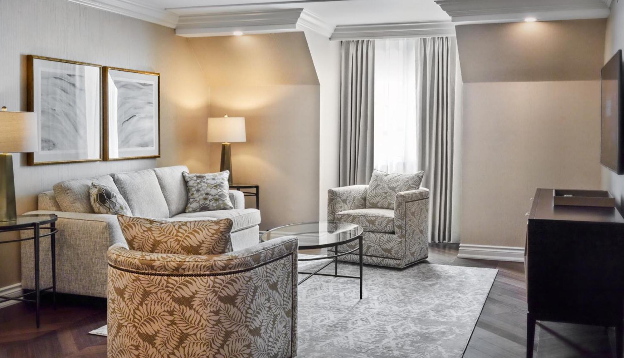Chateau Vaudreuil Luaran gambar A living room at the Ritz-Carlton, Boston