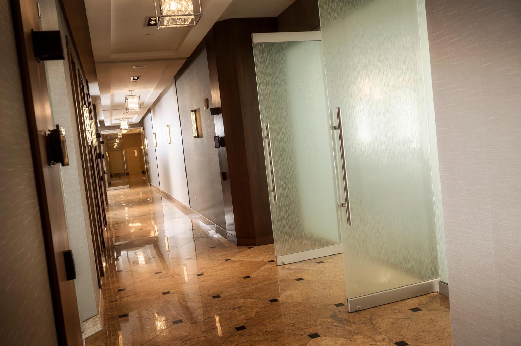 Chateau Vaudreuil Luaran gambar A corridor in a hotel