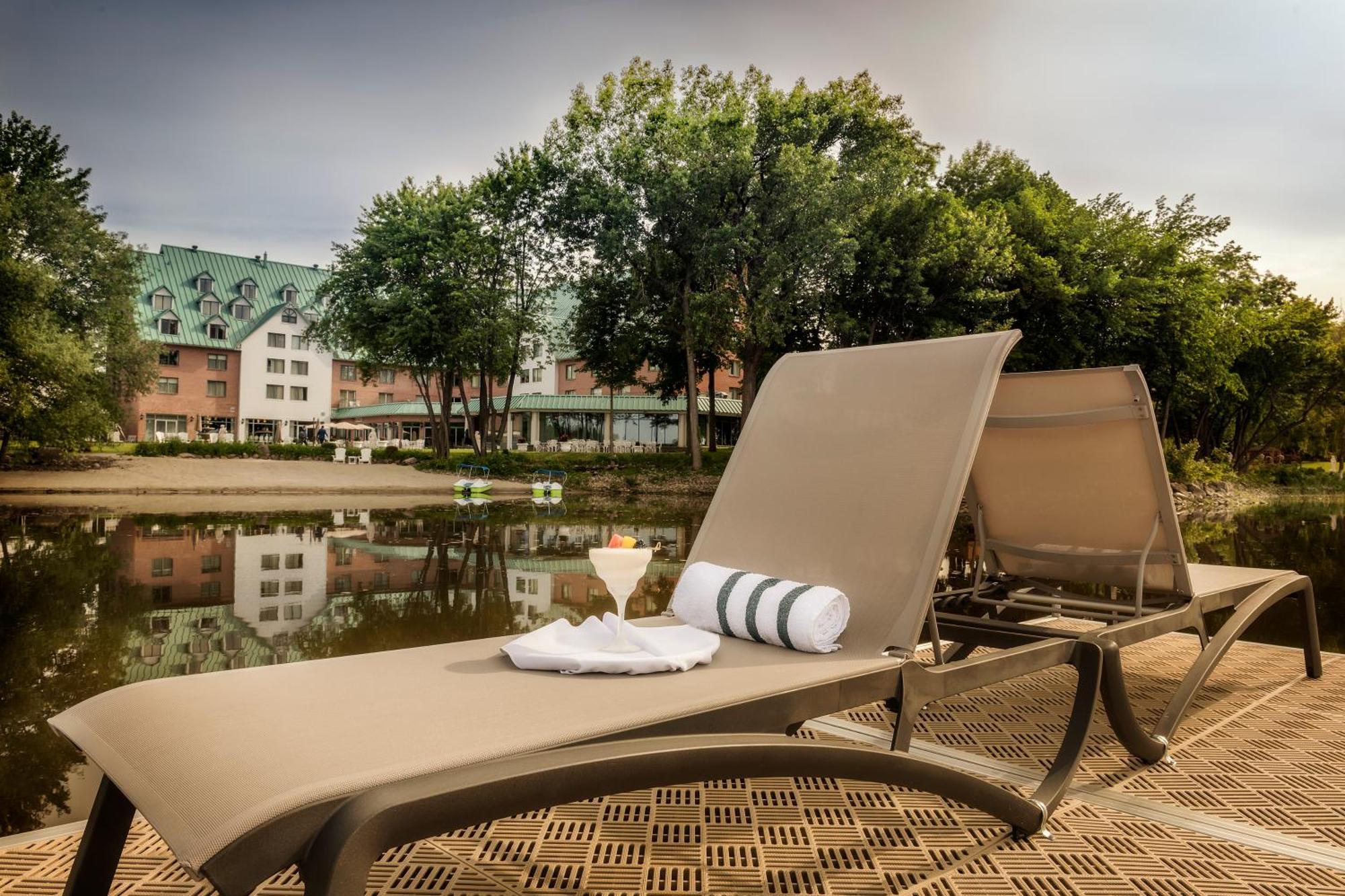 Chateau Vaudreuil Luaran gambar A chaise longue
