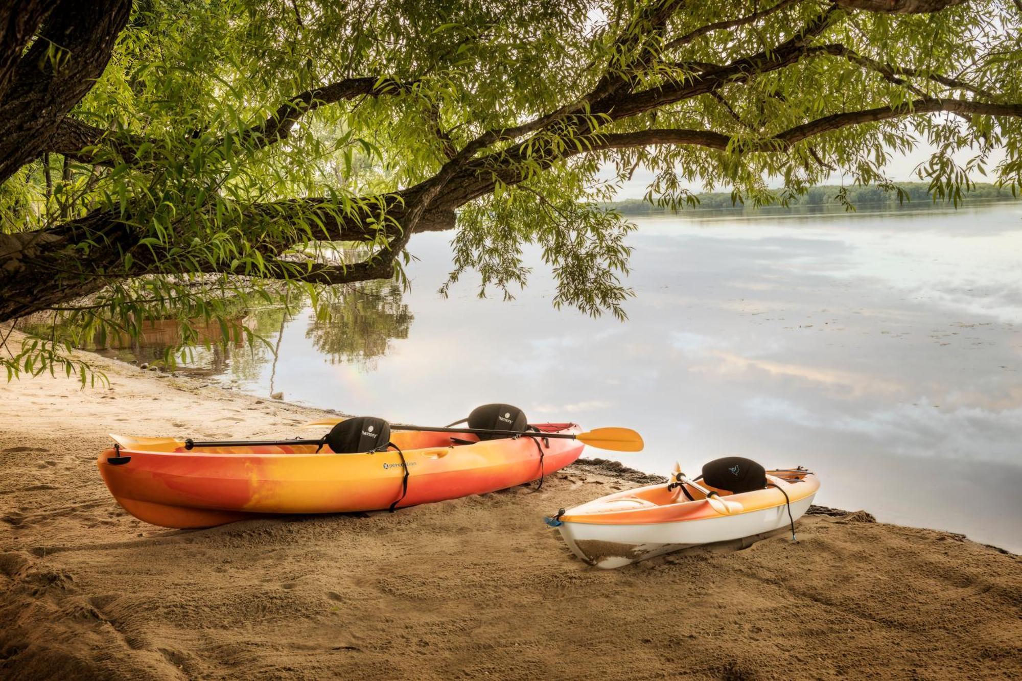 Chateau Vaudreuil Luaran gambar Kayaks on the shore of Lake Waconia