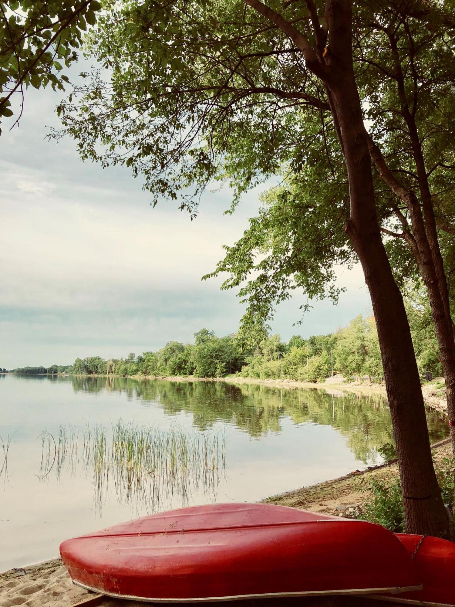 Chateau Vaudreuil Luaran gambar View of the lake