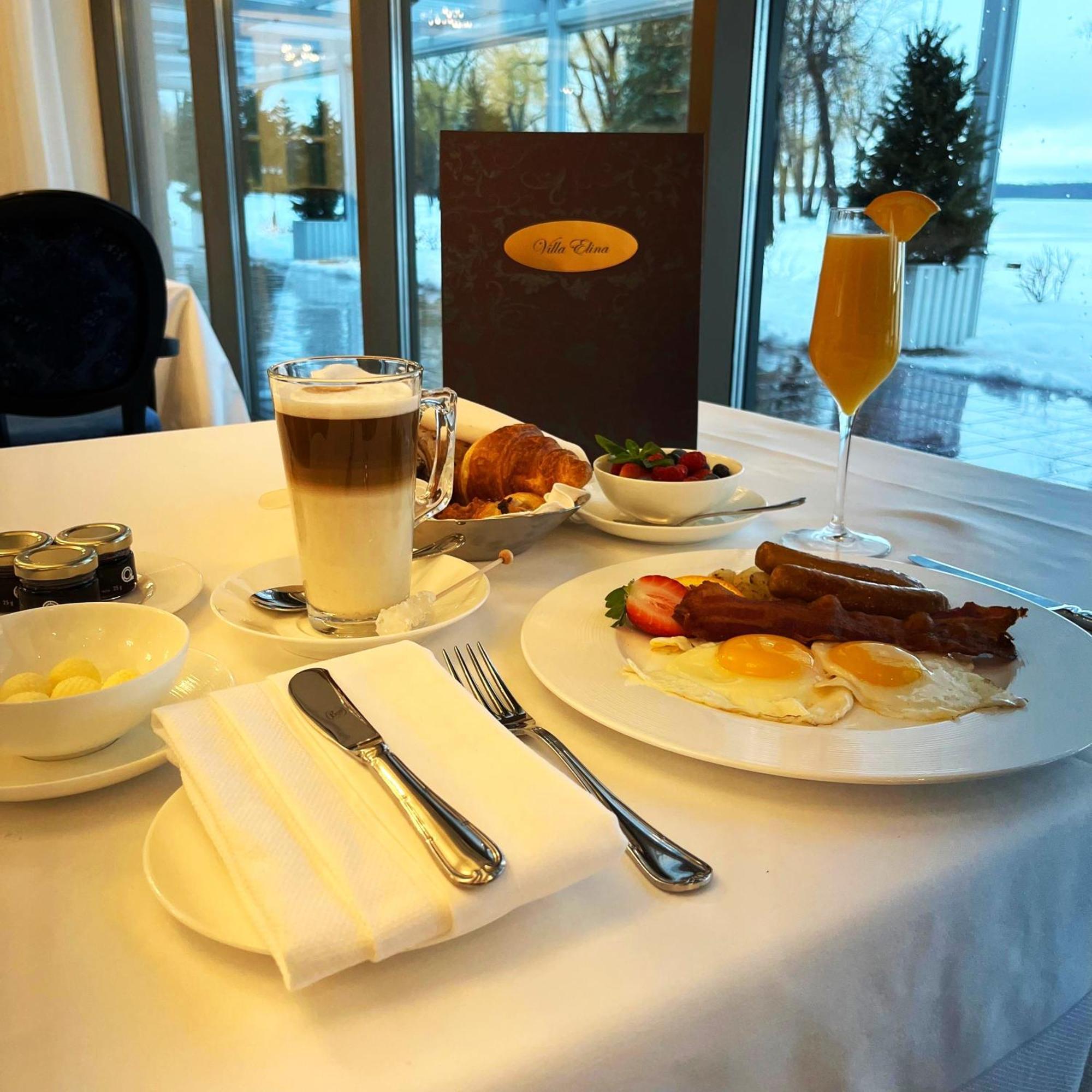 Chateau Vaudreuil Luaran gambar A typical breakfast