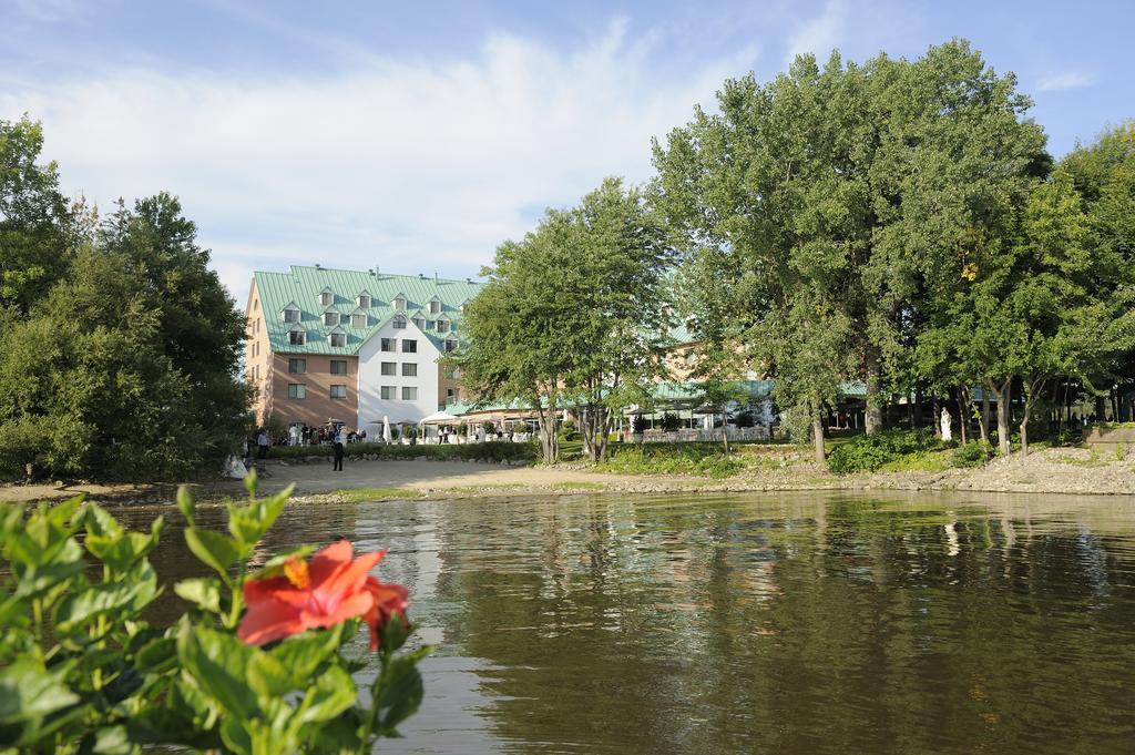 Chateau Vaudreuil Luaran gambar The lake in the centre of the town