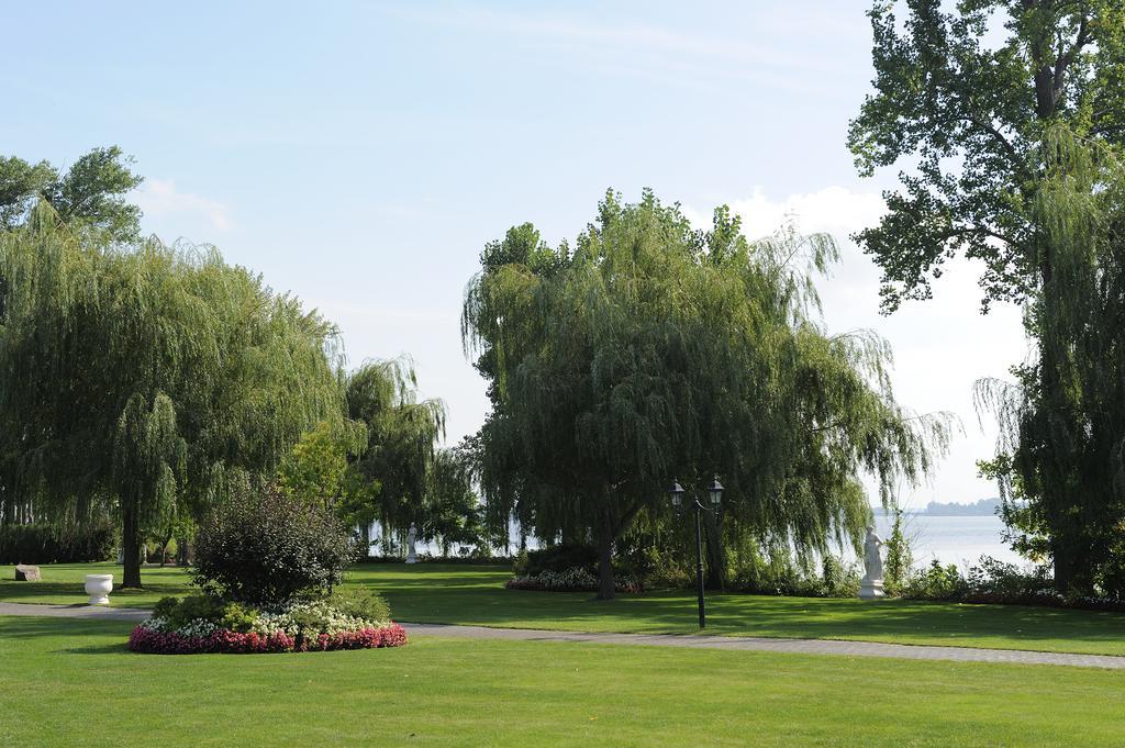 Chateau Vaudreuil Luaran gambar View of the park