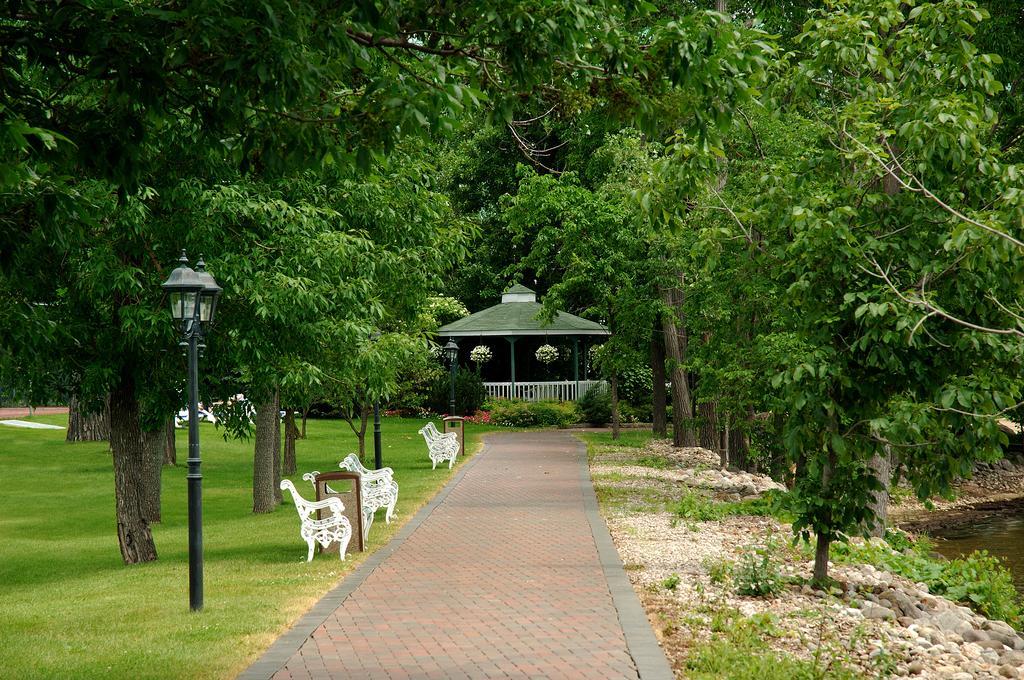 Chateau Vaudreuil Luaran gambar The gazebo at the park