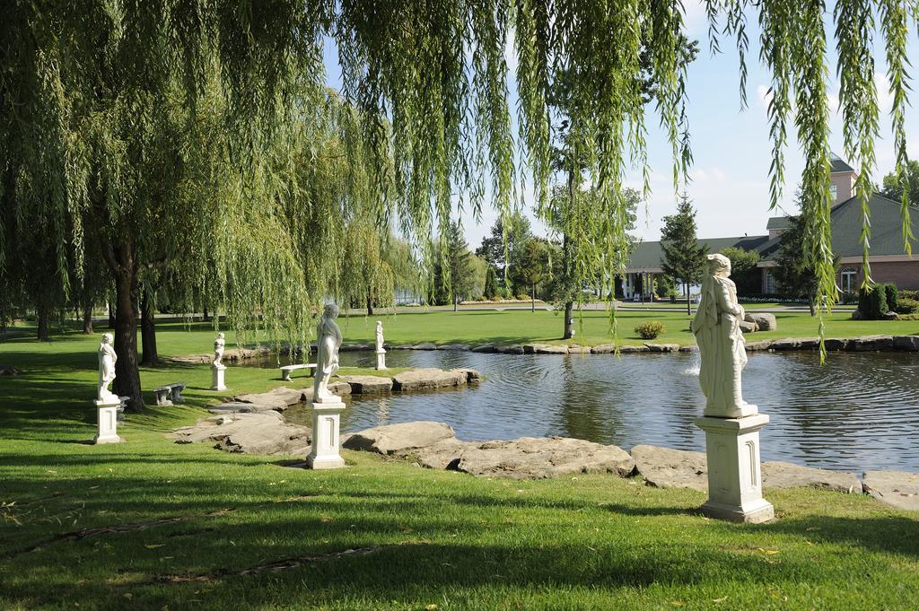 Chateau Vaudreuil Luaran gambar The sculpture park