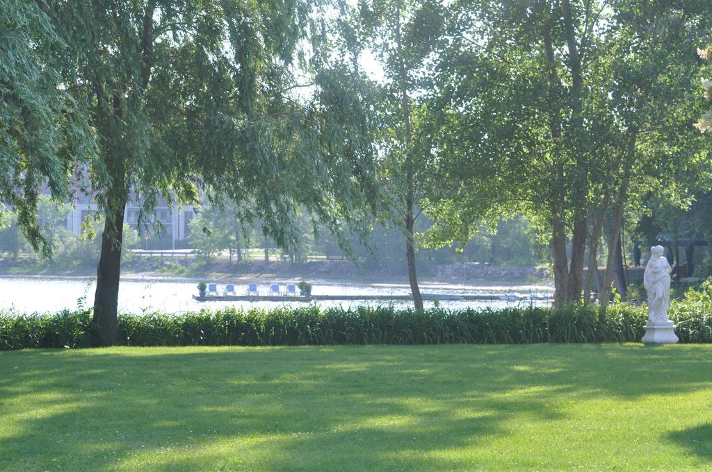 Chateau Vaudreuil Luaran gambar The River Thames at the Serpentine Gallery