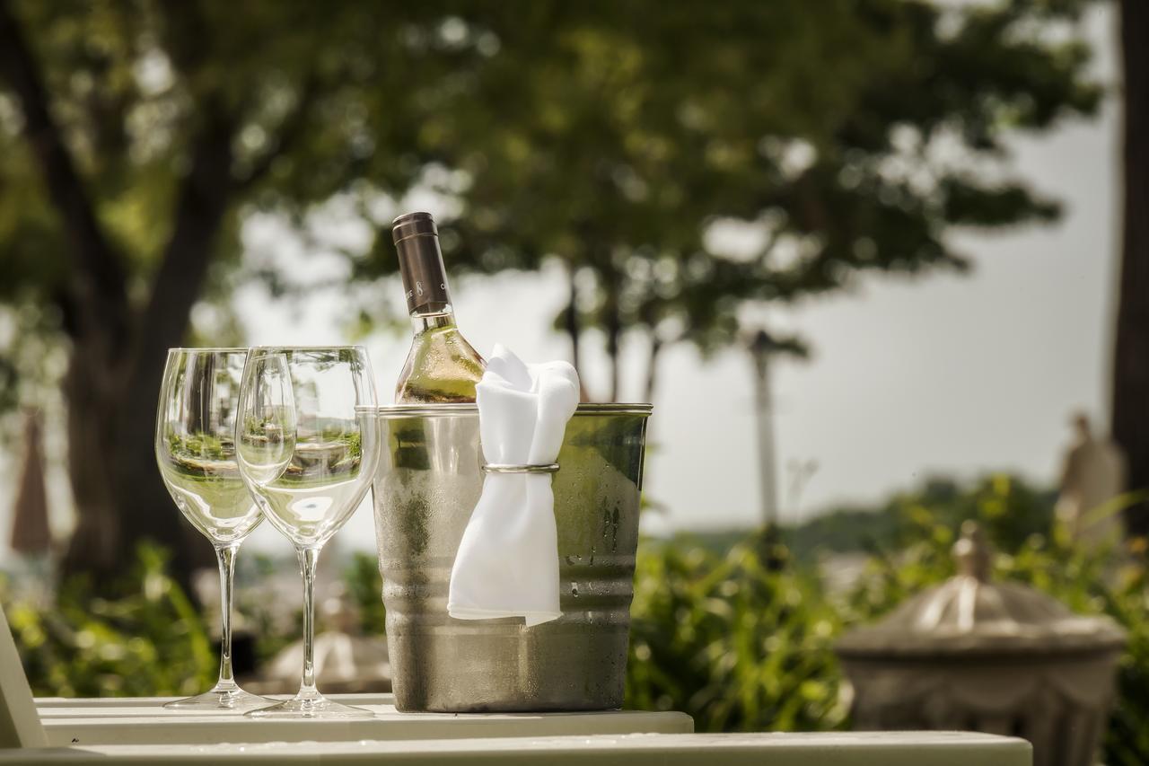 Chateau Vaudreuil Luaran gambar A bottle of wine in a wine cooler